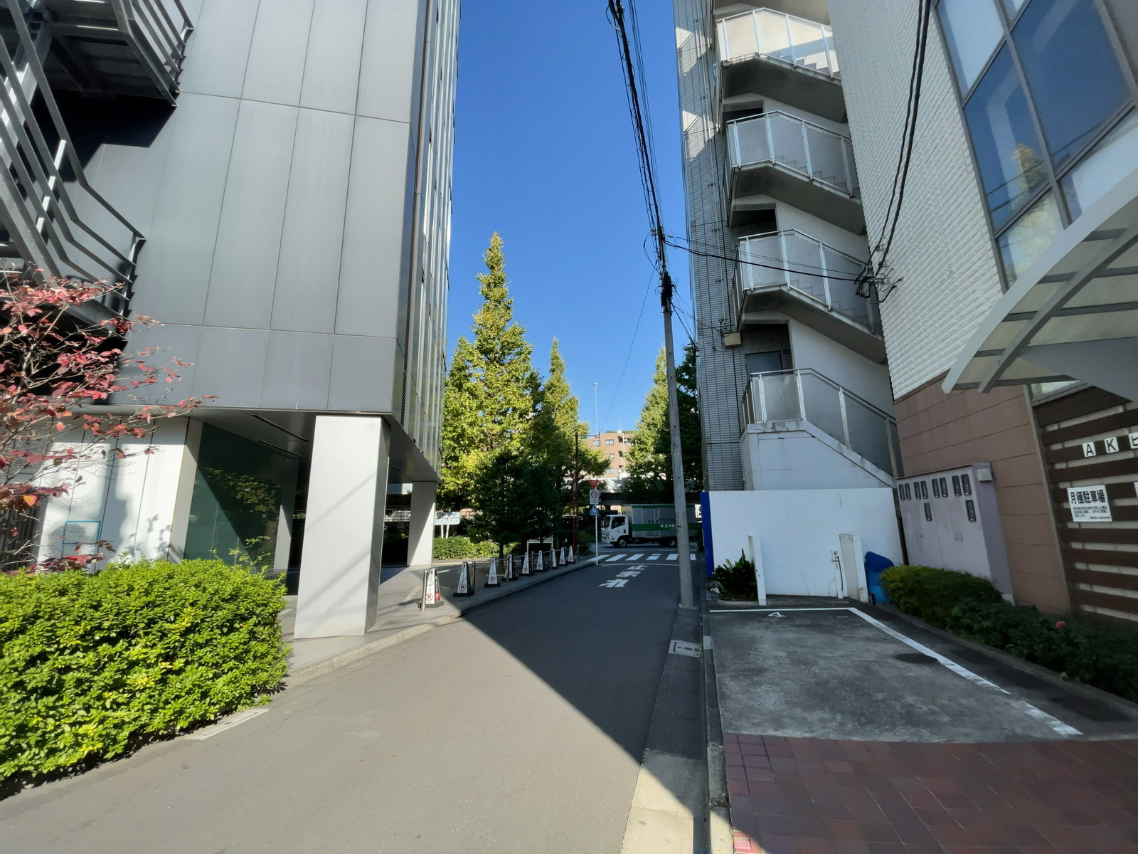AKビル前面の通り