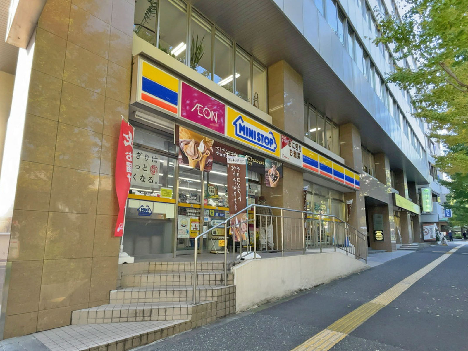 徒歩2分のミニストップ 千駄ヶ谷駅前店