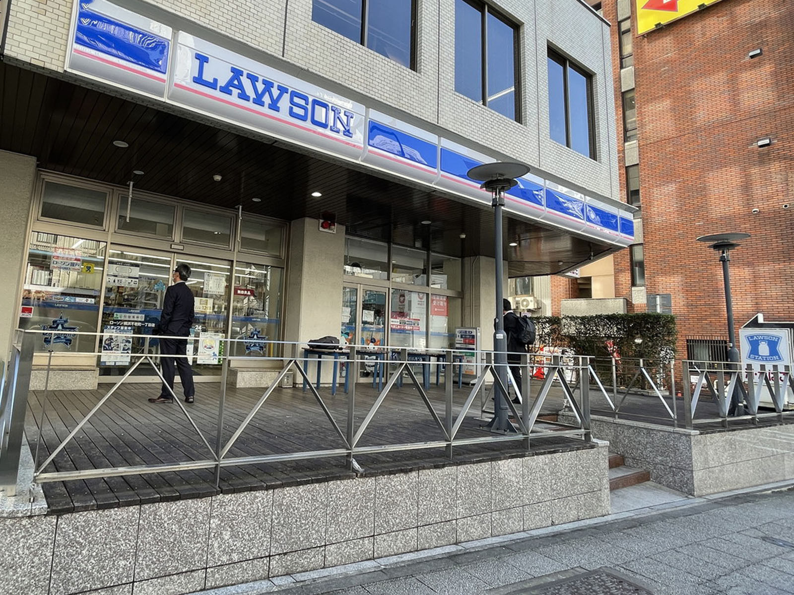 付近のローソン横浜不老町1丁目店