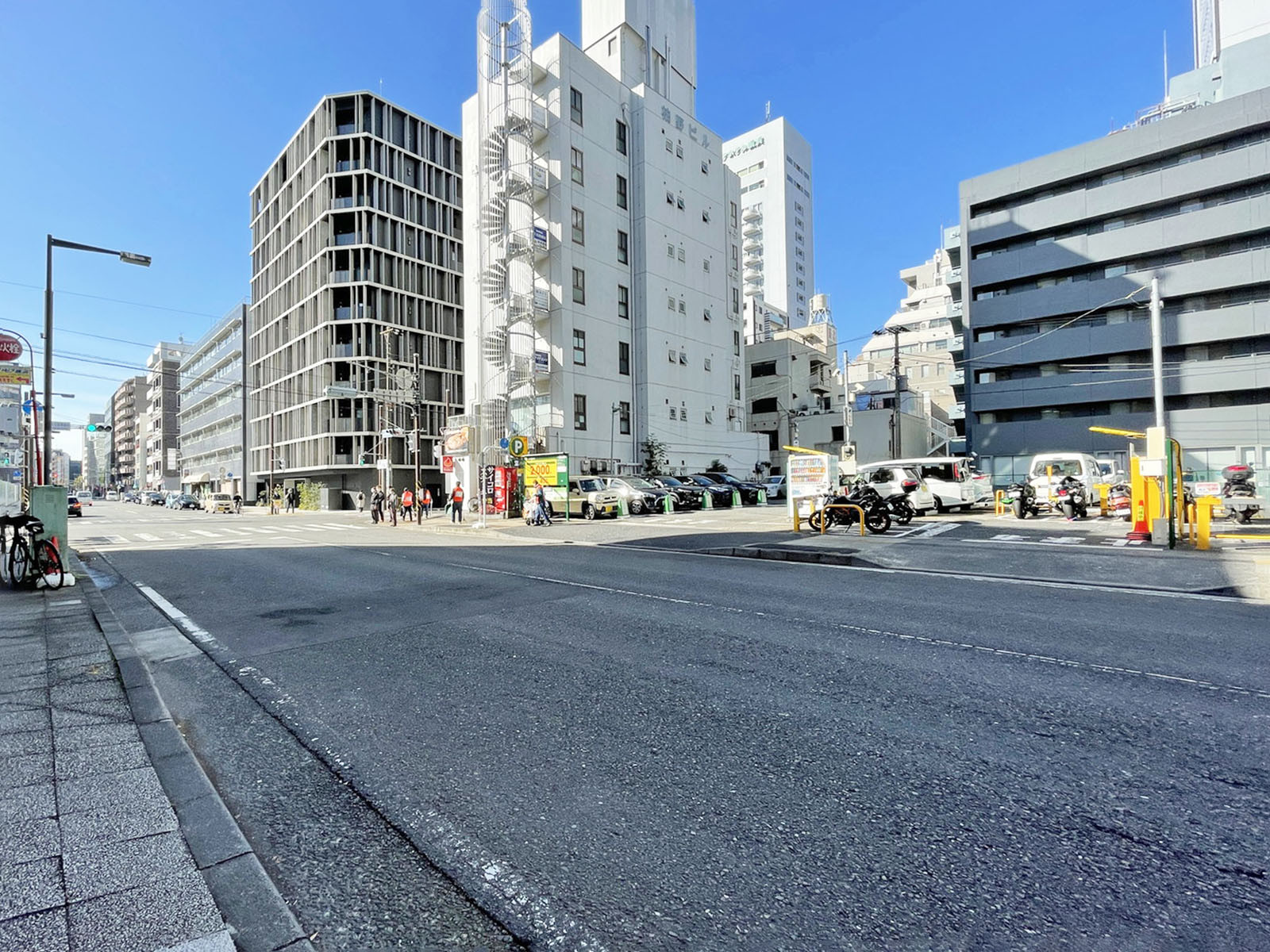 苗場ビル前面の通り