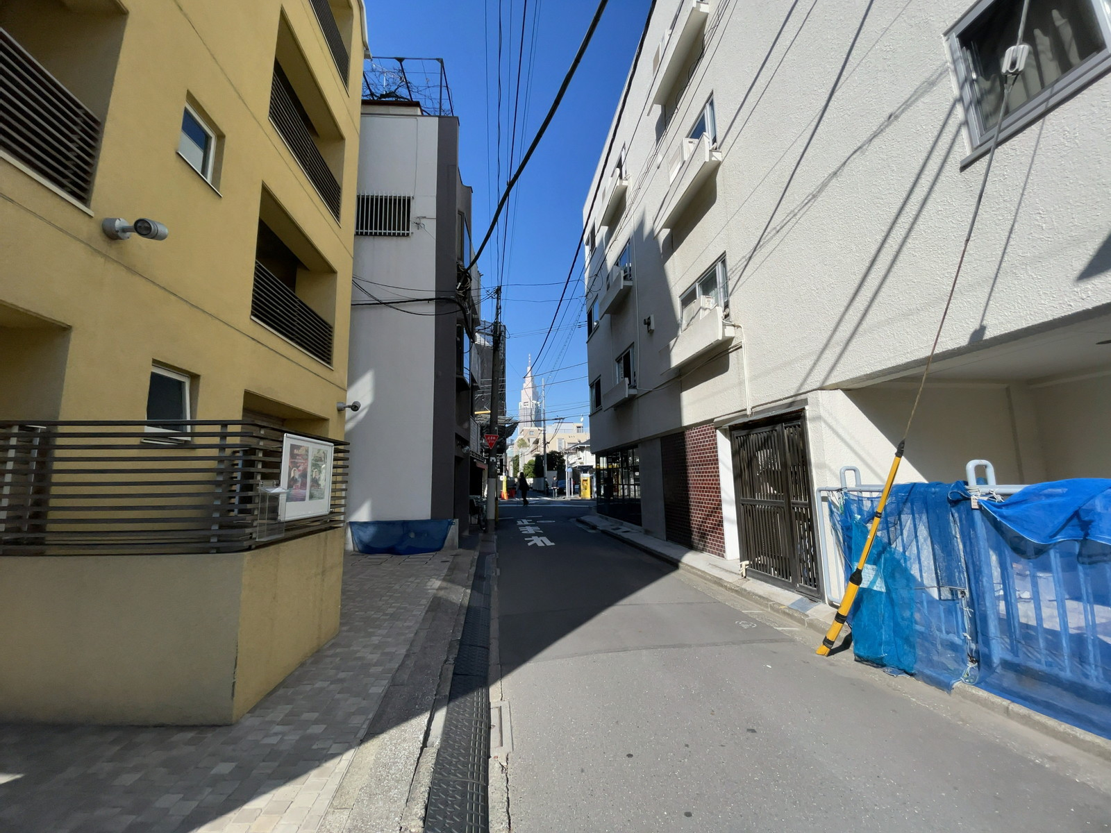 Mハウス前面の通り