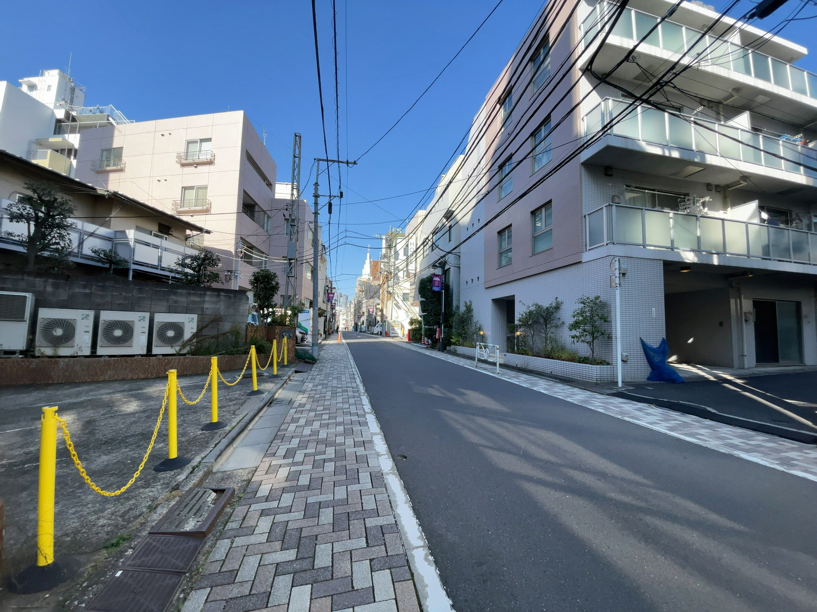 ビジデンス千駄ヶ谷ビル前面の通り