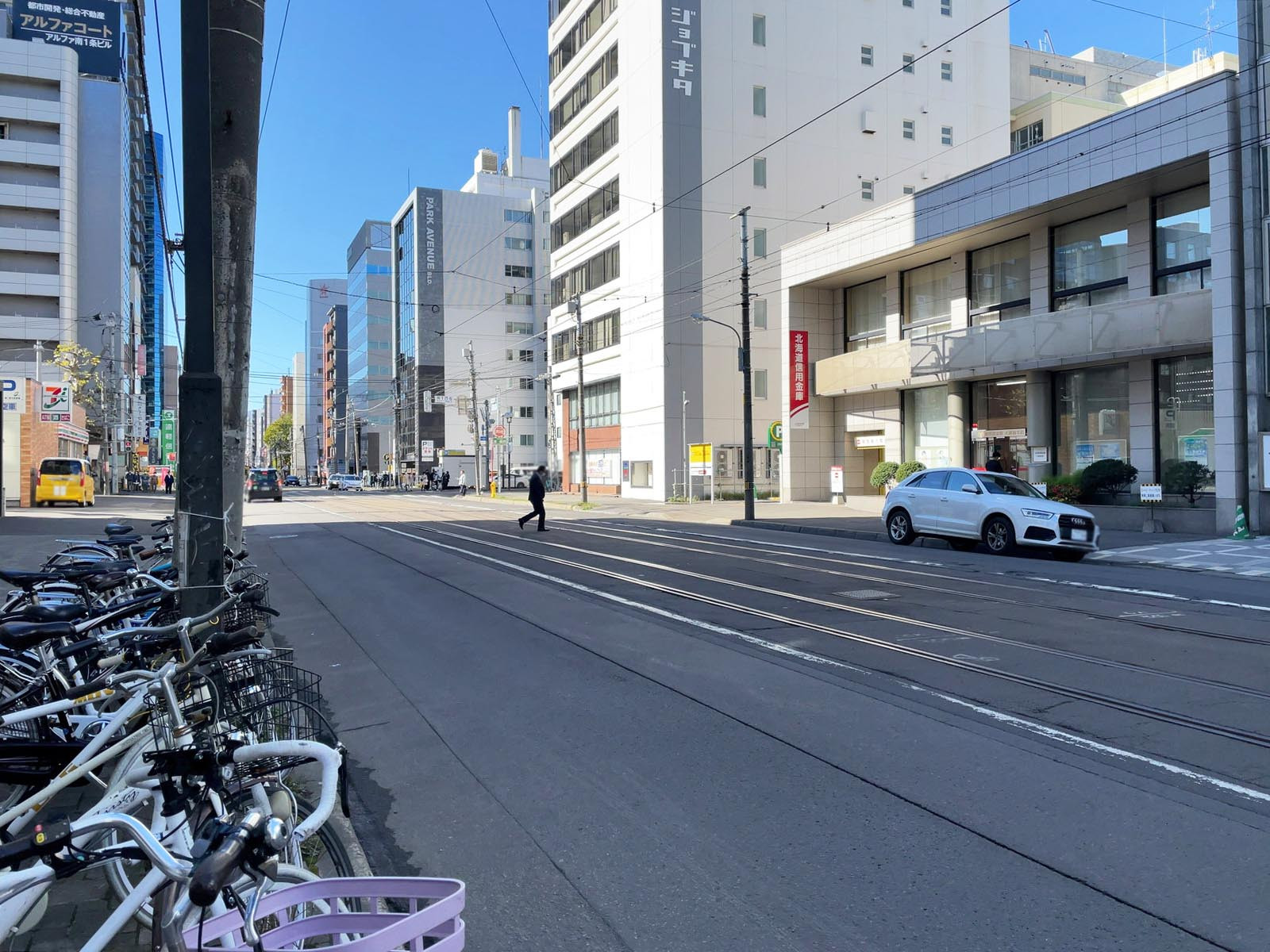 あおばアネックスビル前面の南1条通