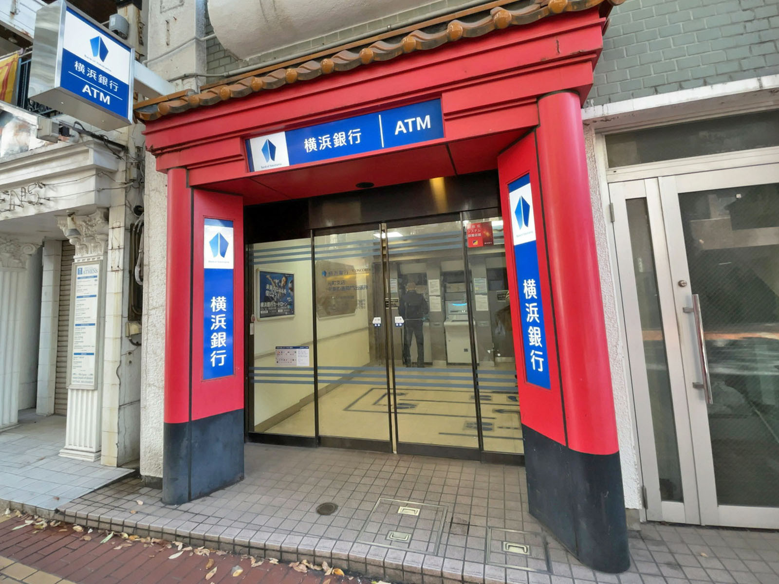 徒歩1分の横浜銀行 中華街善隣門
