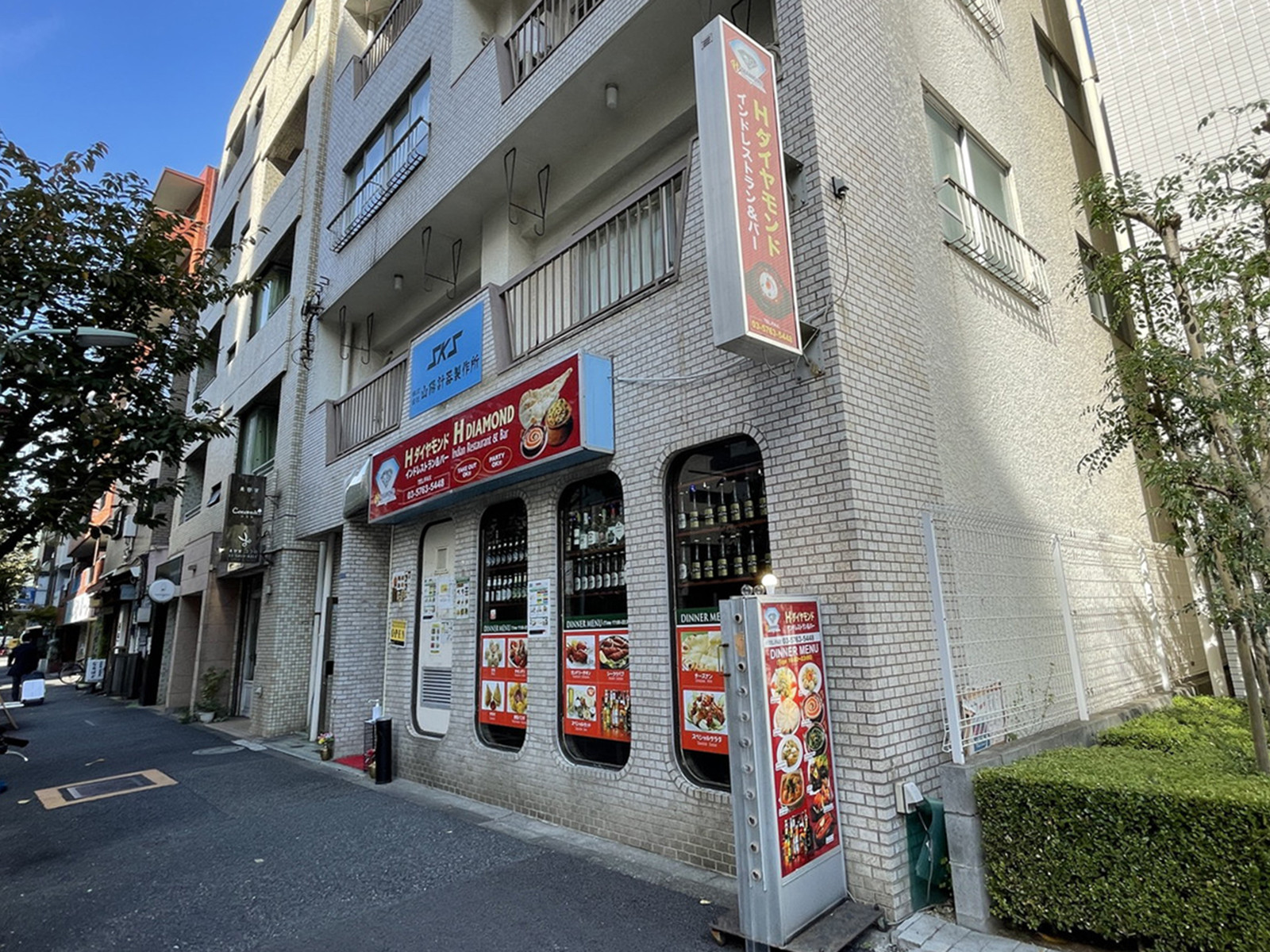 周辺には飲食店があり