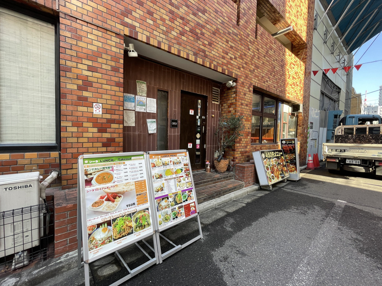 周辺には飲食店が点在