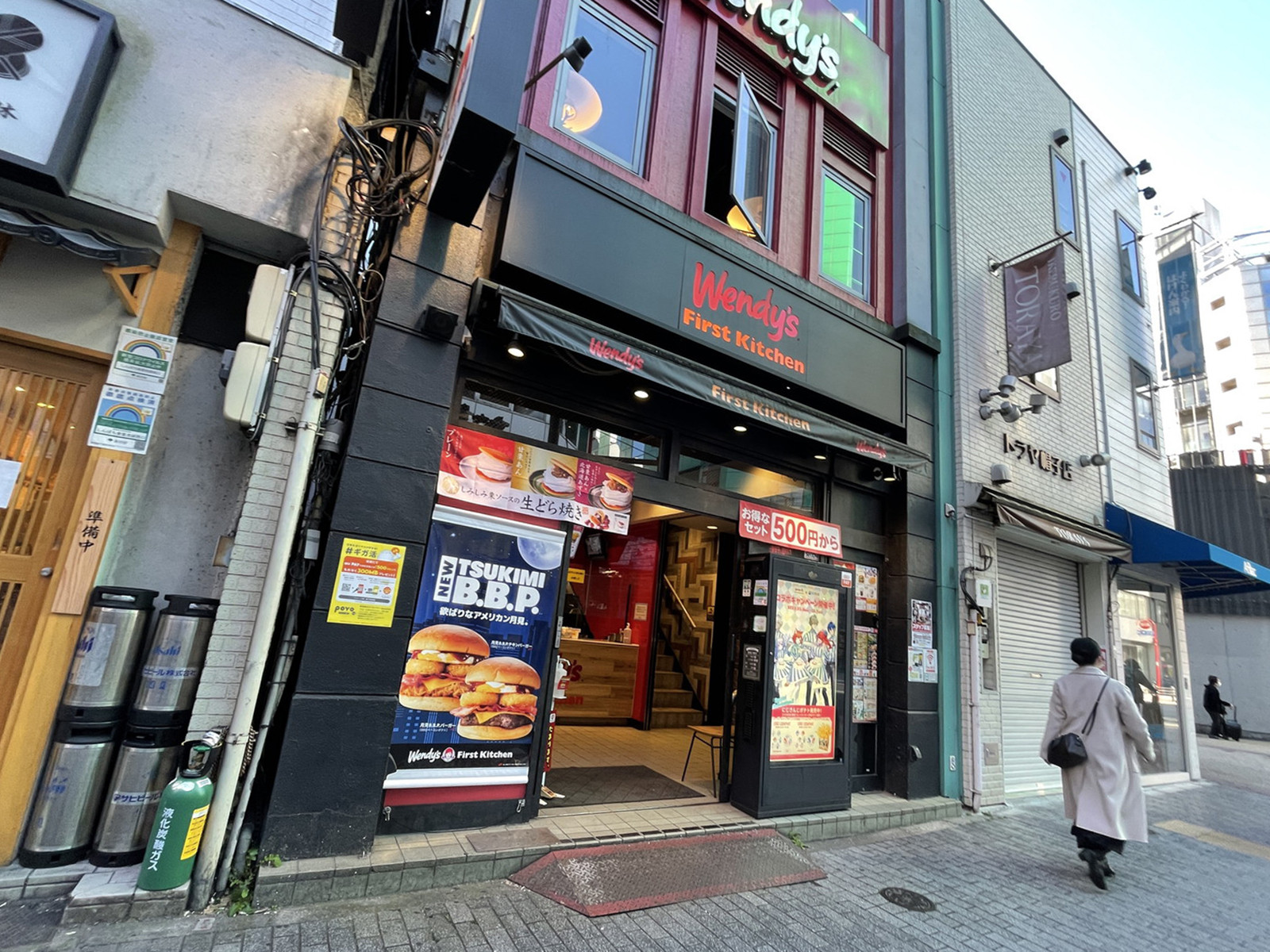 周辺には飲食店が点在