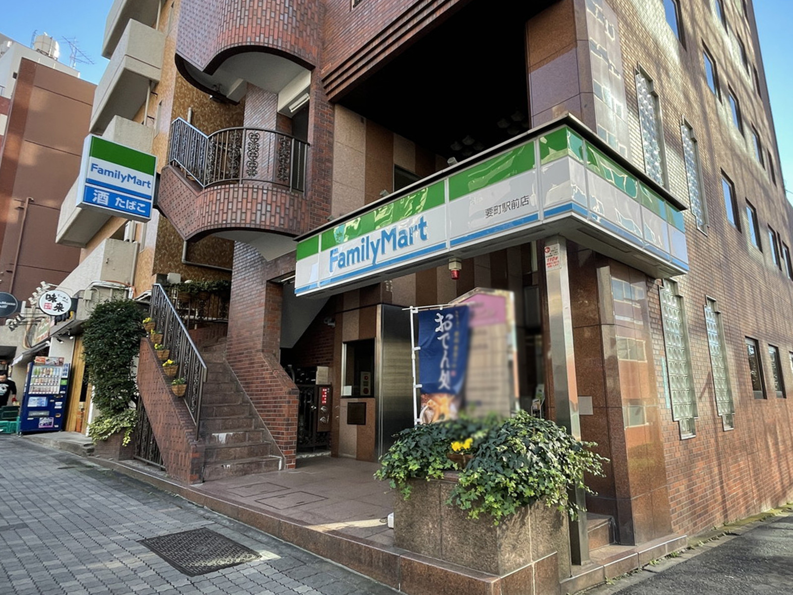 徒歩2分のファミリーマート要町駅前店