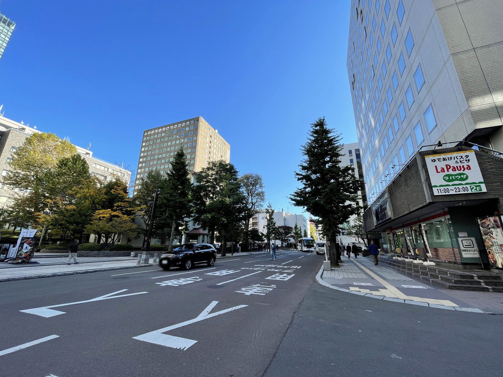 時計台スクエアビル前面の通り
