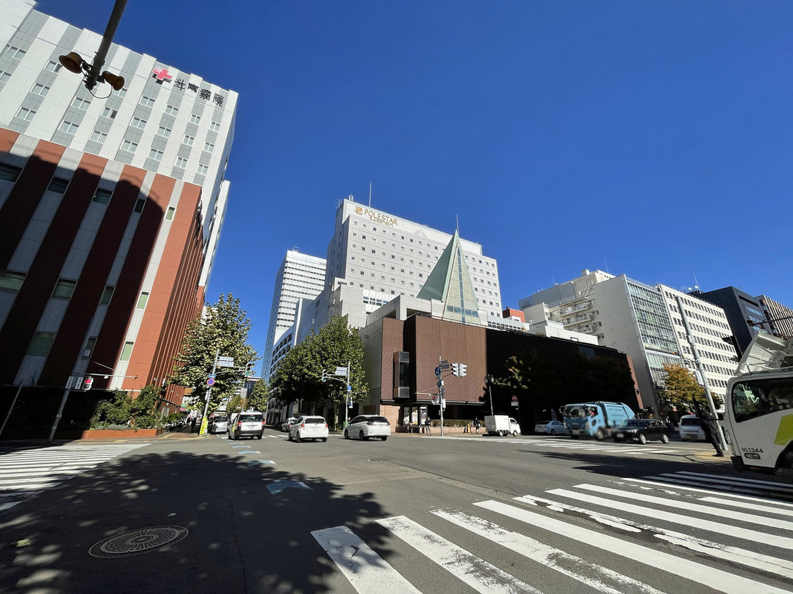 道庁西ビル前面の通り