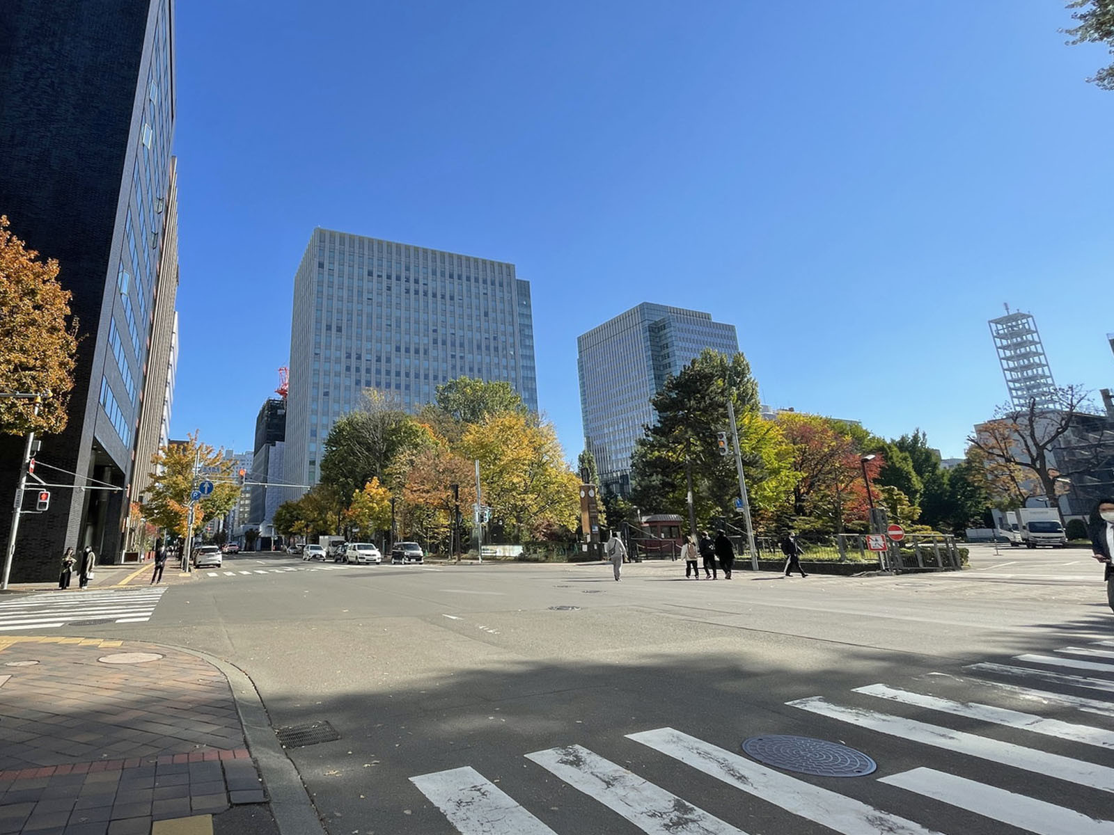 毎日札幌会館ビル前面の通り