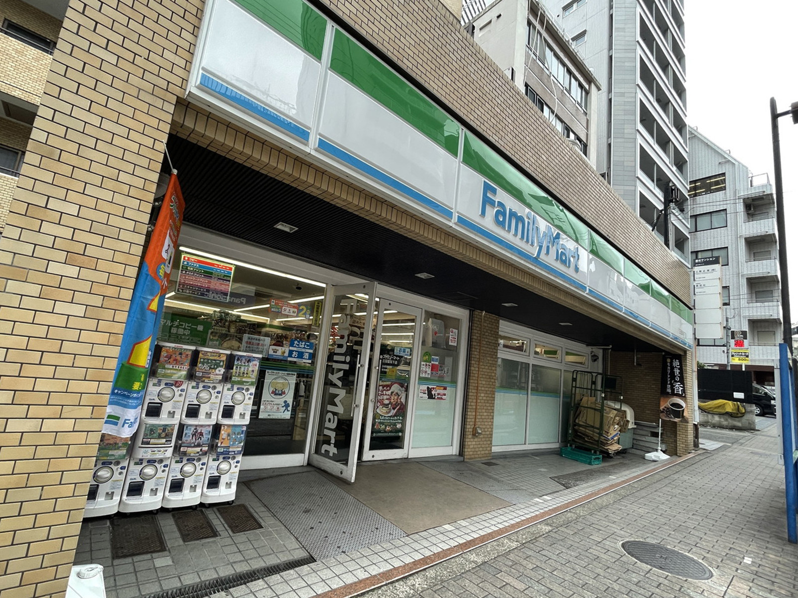 並びのファミリーマート三田聖坂下店
