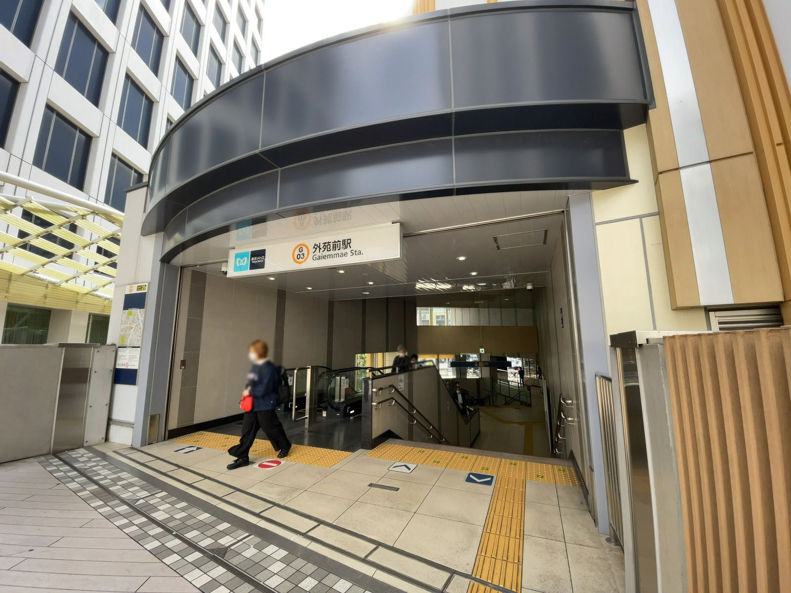 徒歩圏内の「外苑前駅」