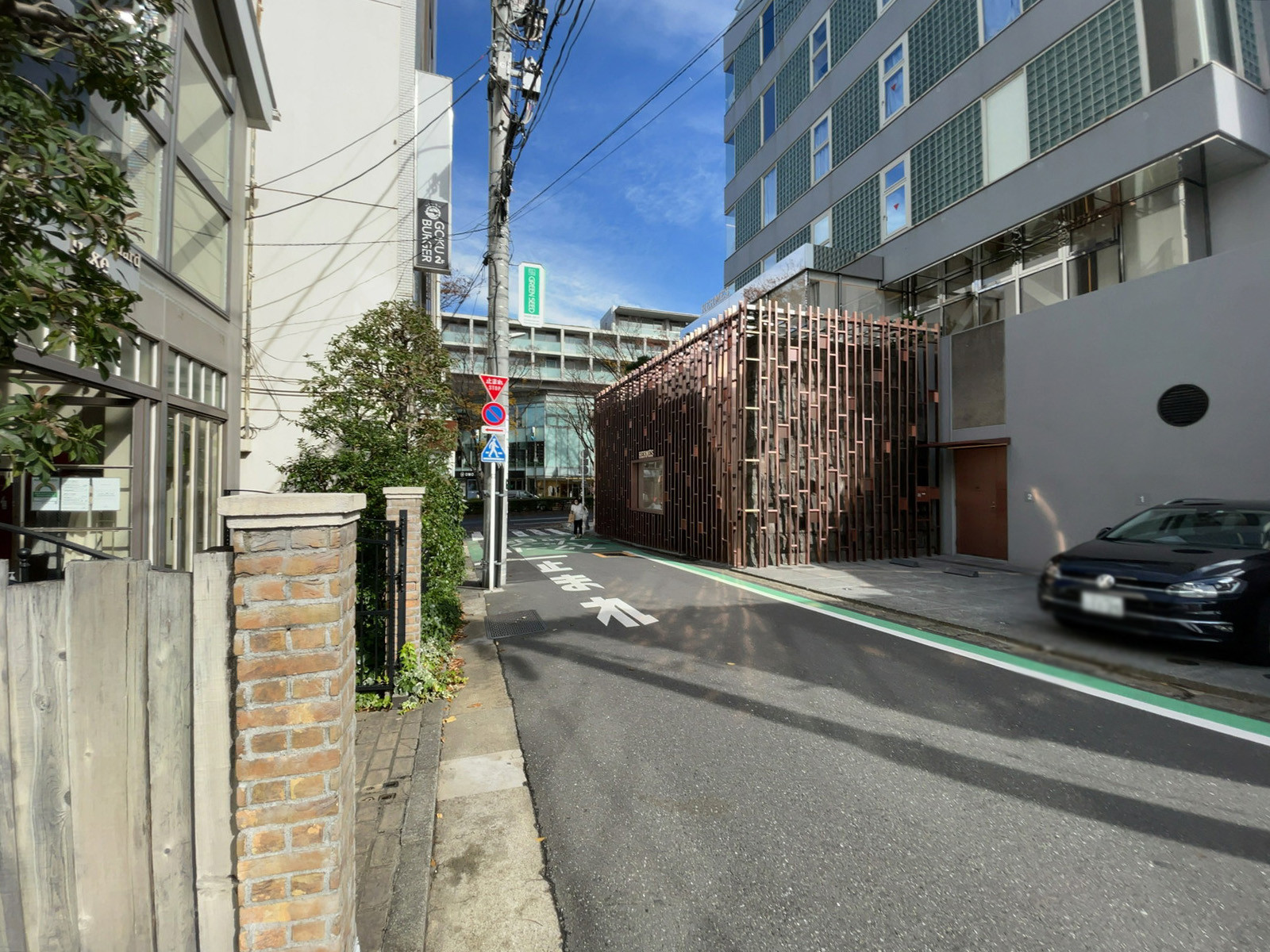表参道IIDAビル前面の通り