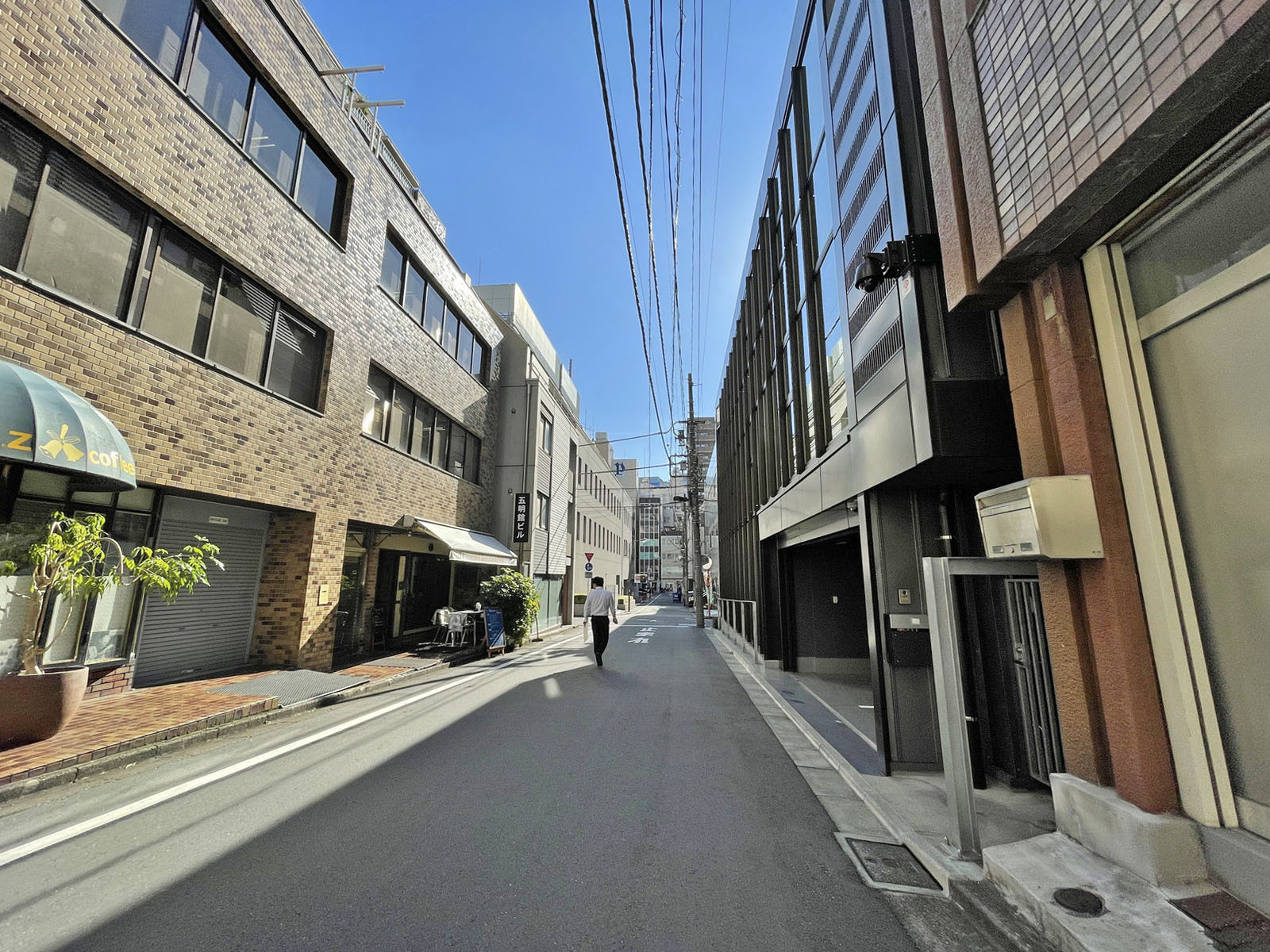 五明館ビル前面の通り