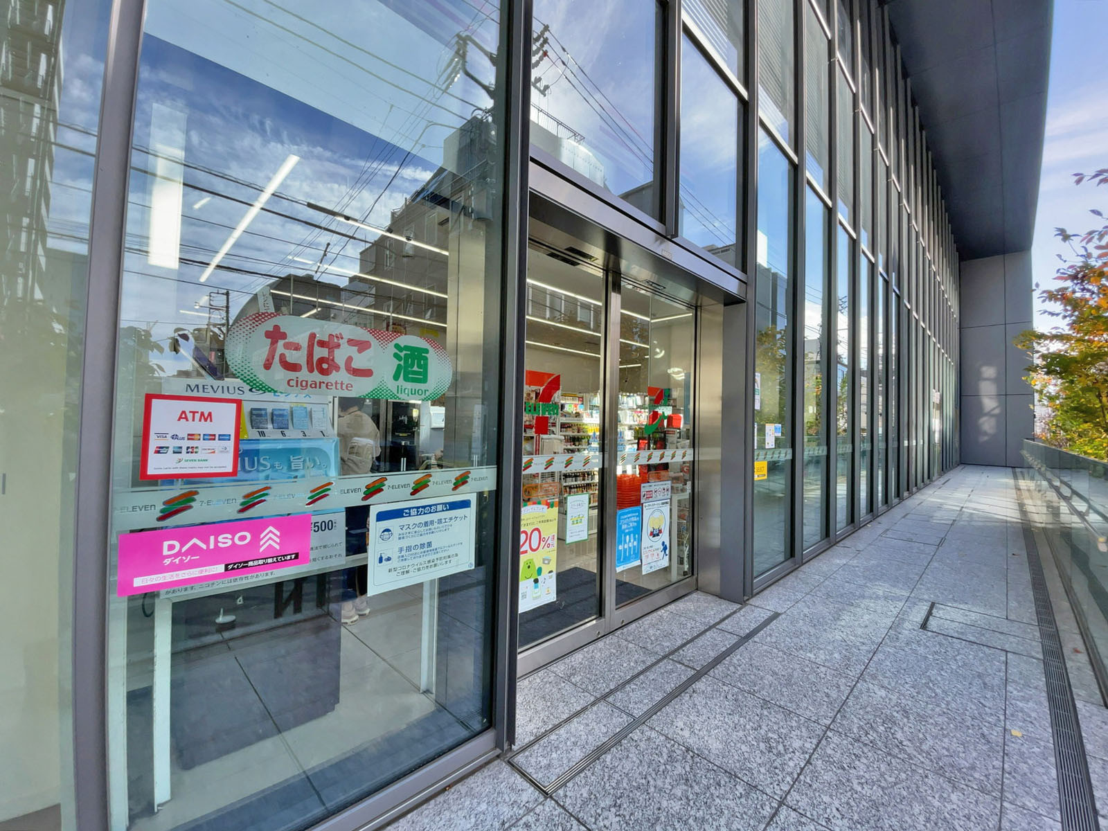 徒歩3分のセブンイレブン パソナスクエア店