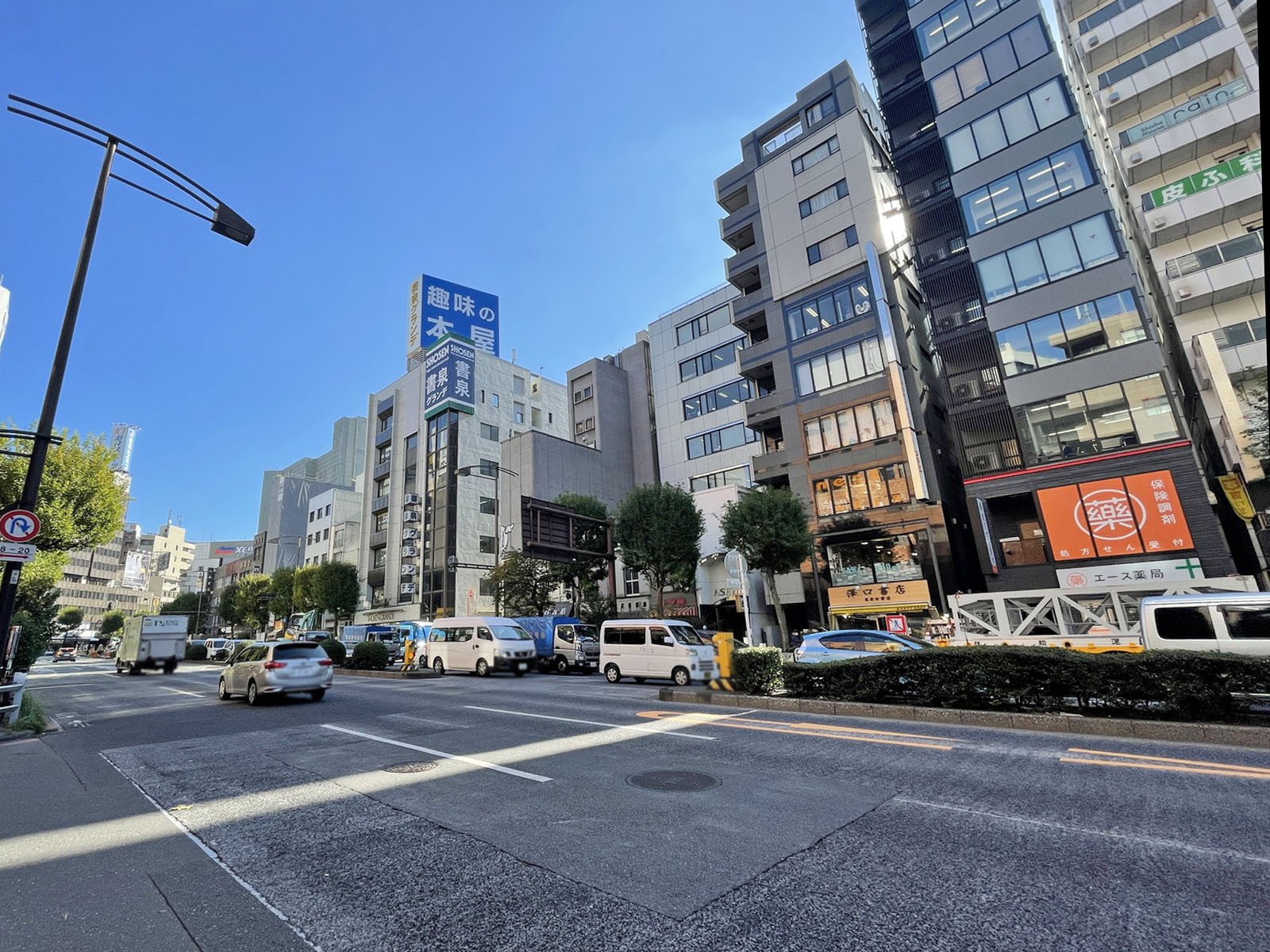 KDX神保町ビル前面の靖国通り