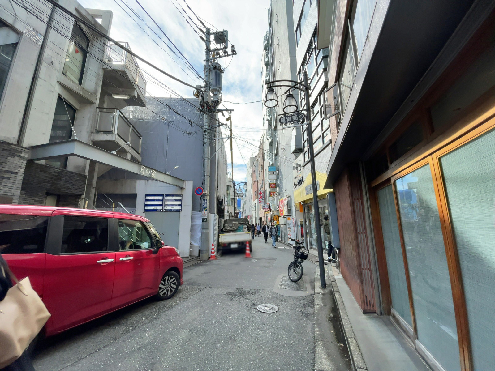 桑原ビル前面の通り