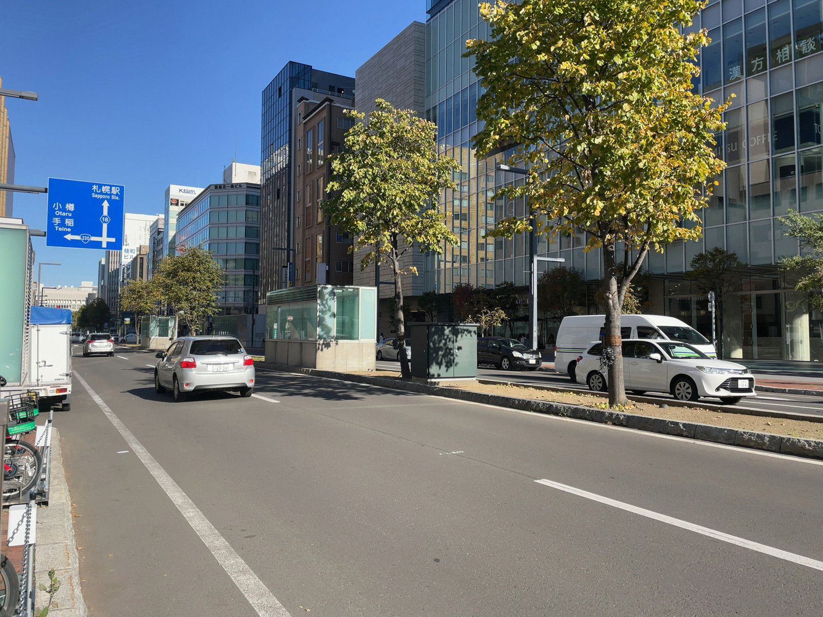 J&Sりそなビル前面の札幌駅前通