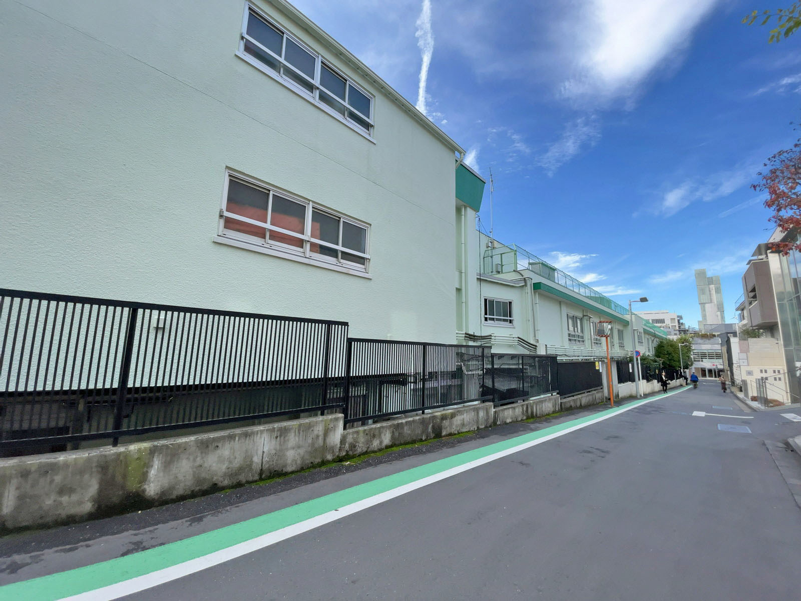 ビル前の渋谷区立神宮前小学校