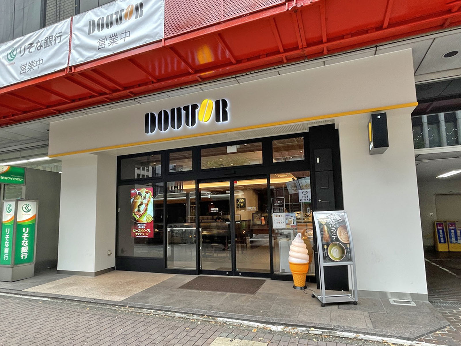 向かいのドトールコーヒーショップ新橋外堀通り店