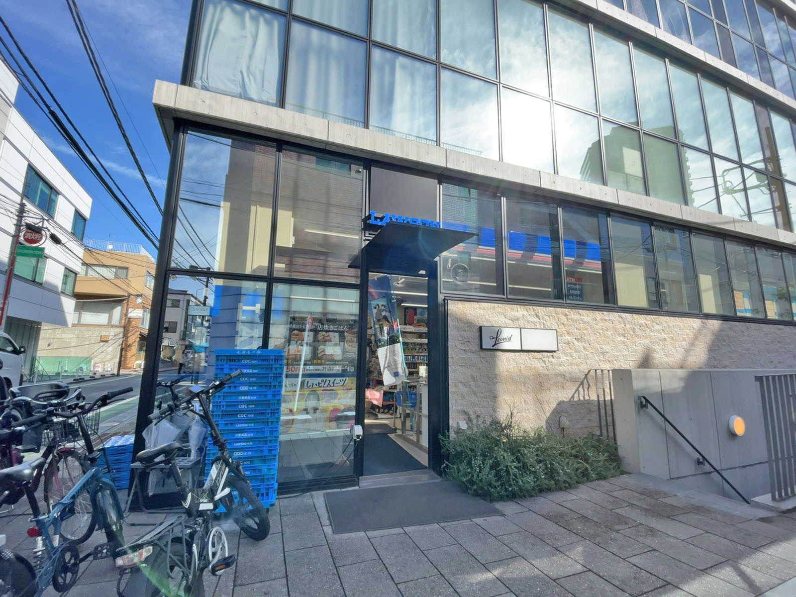徒歩1分のローソン 神宮前三丁目店