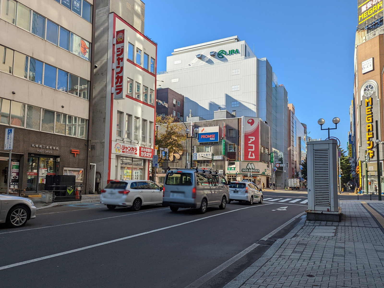 アルファ南3条ビル前面の通り