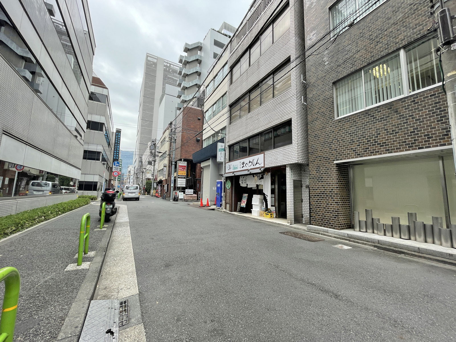 プラザ新橋前面の通り