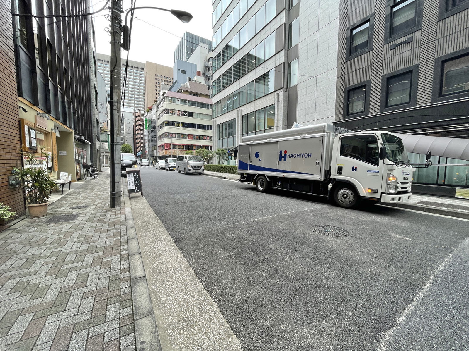 西新橋難波ビル前面の通り