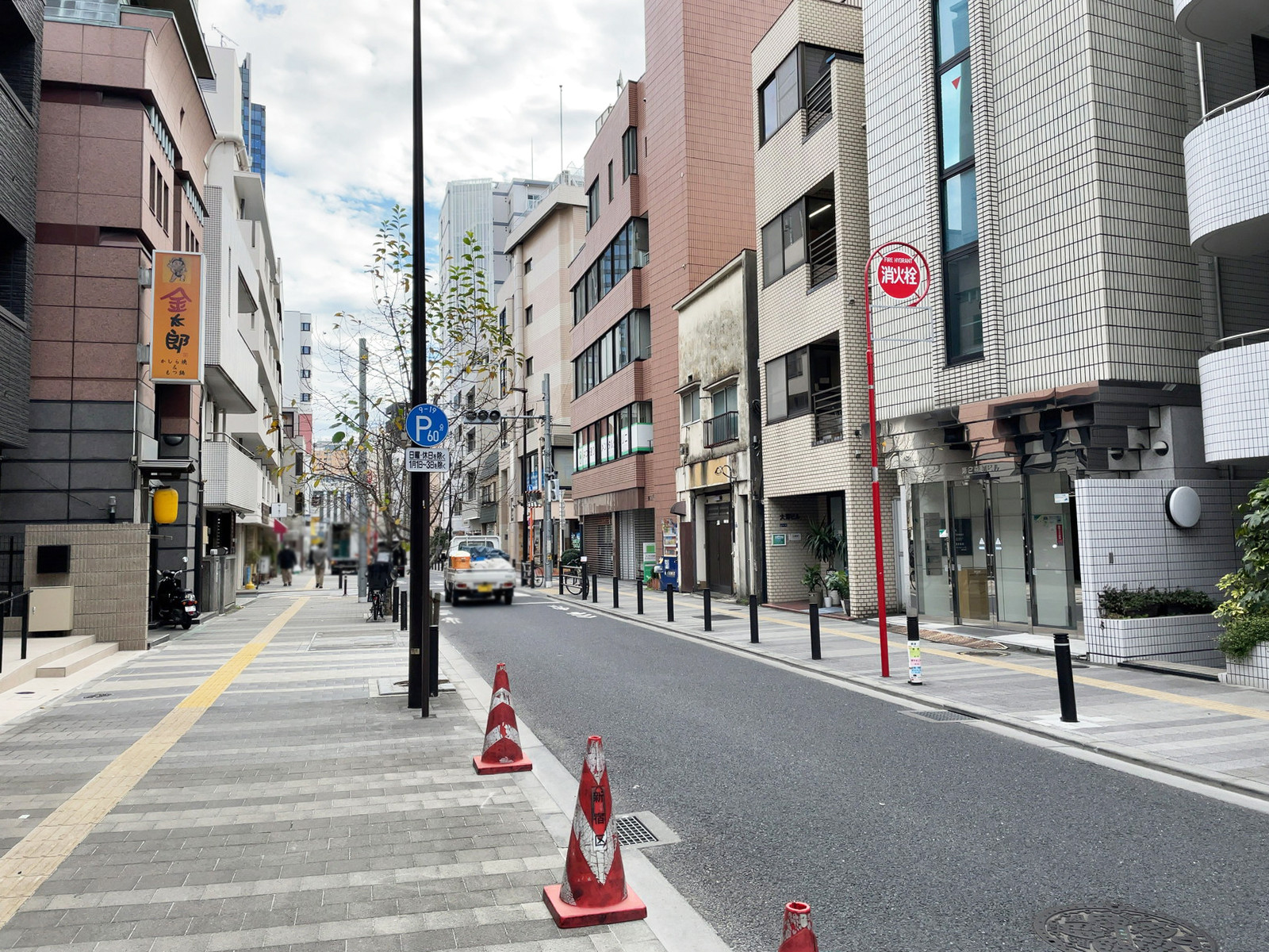 四谷YSビル前面の三栄通り