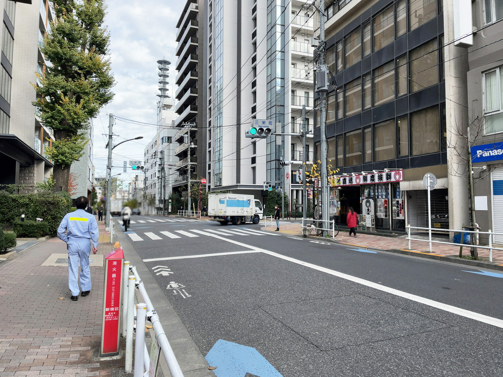 クサフカビル前面の津の守坂通り