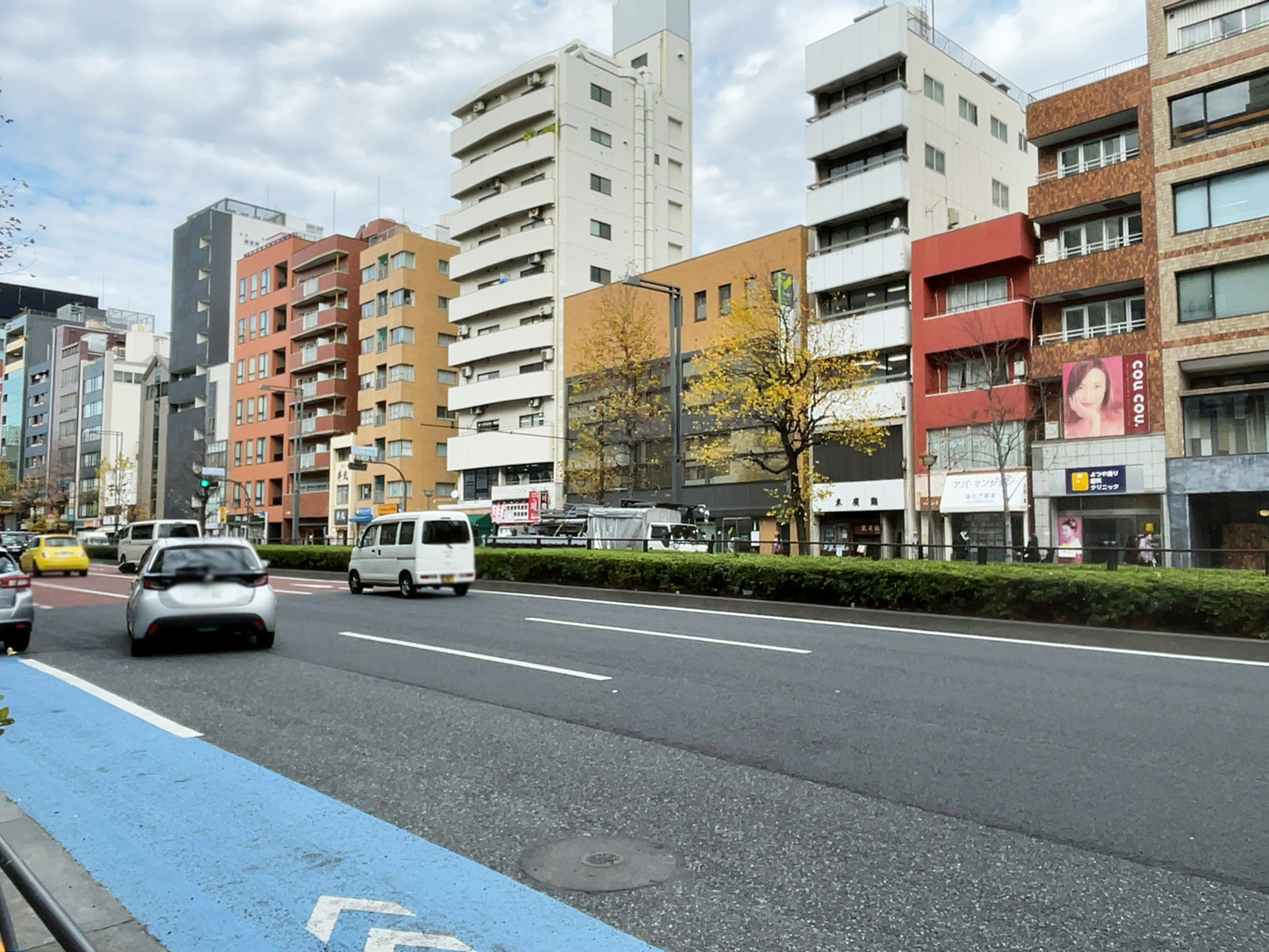 小谷田ビル前面の新宿通り