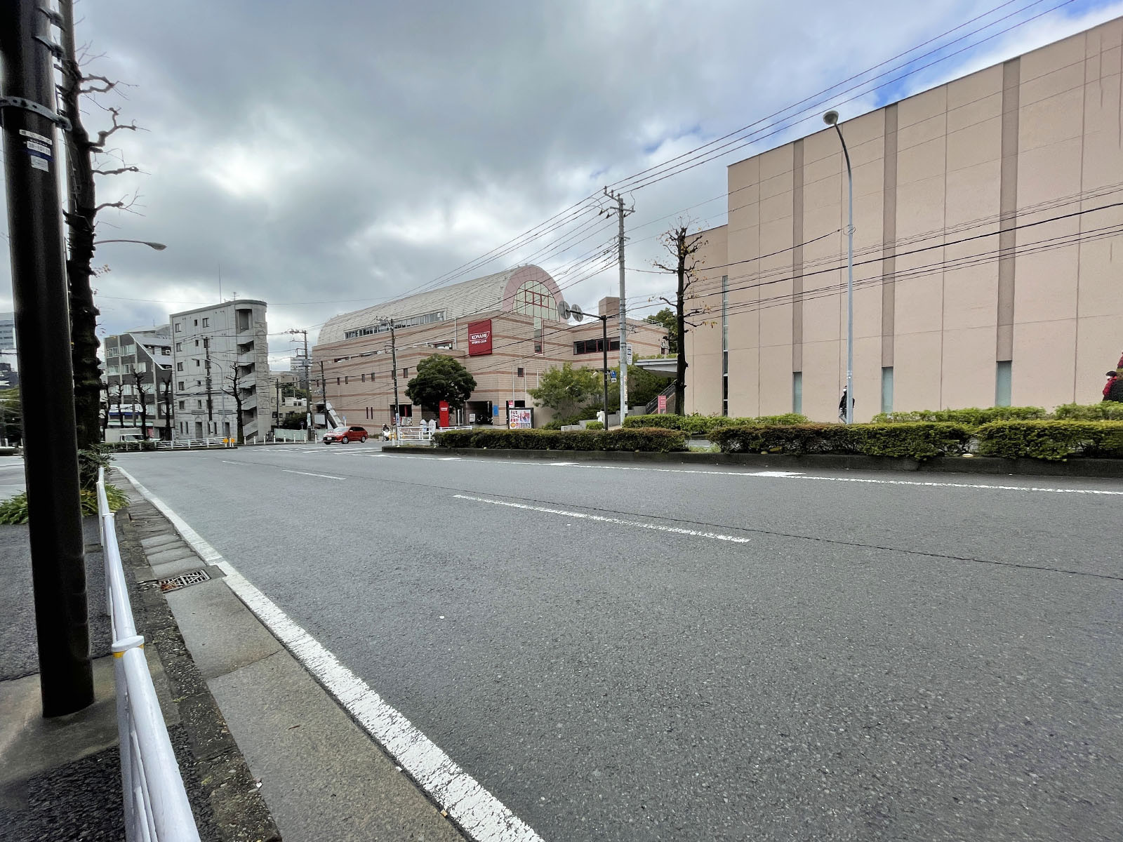 Jプロ高島台ビル前面の通り