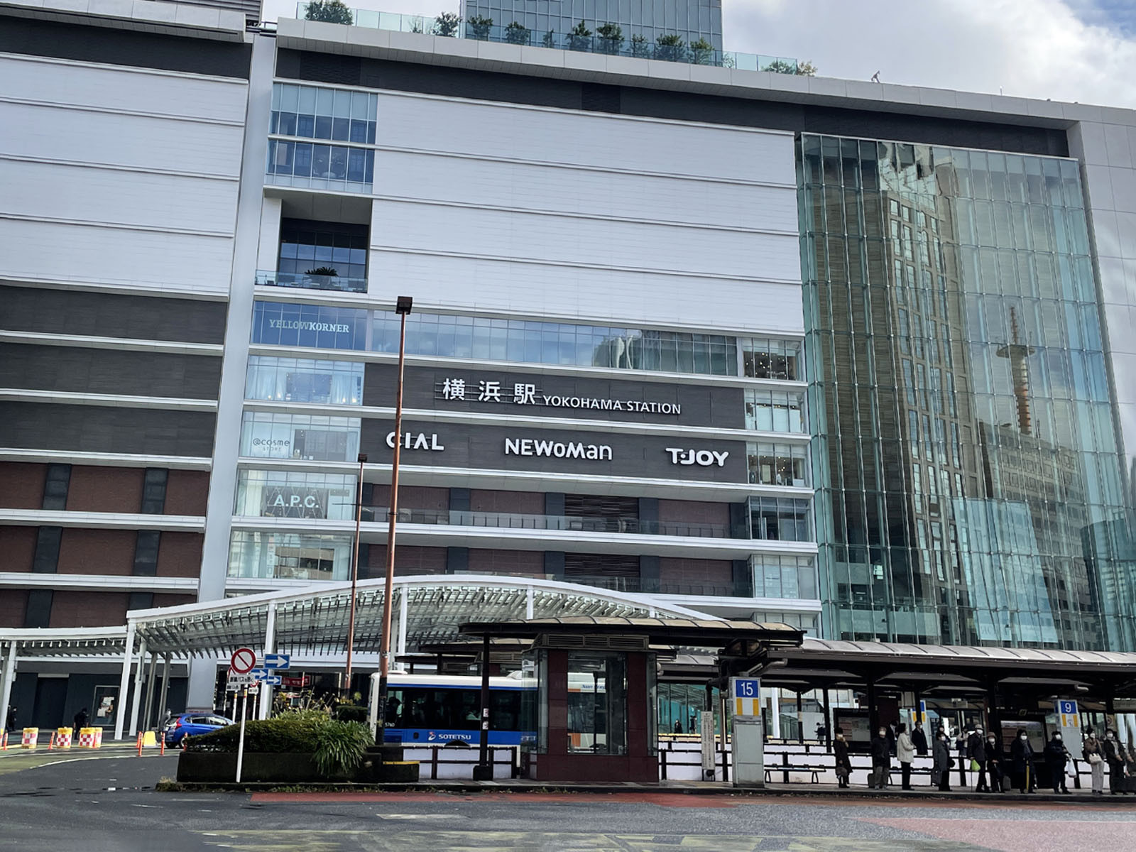 最寄りの「横浜駅」