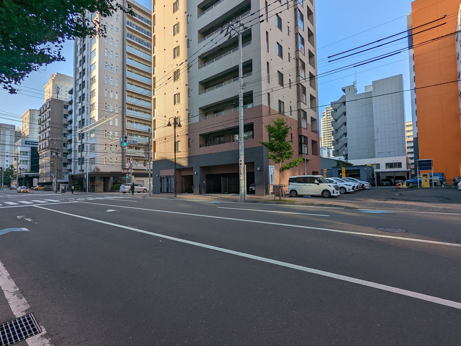 塚本ビル北1館前面の通り