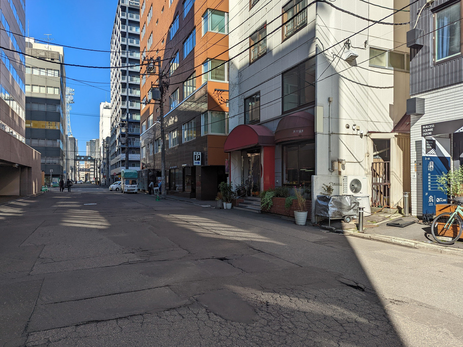 南2条ビル前面の通り