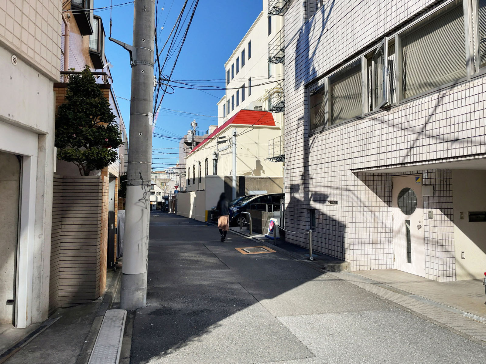 サン・エルサビル前面の通り