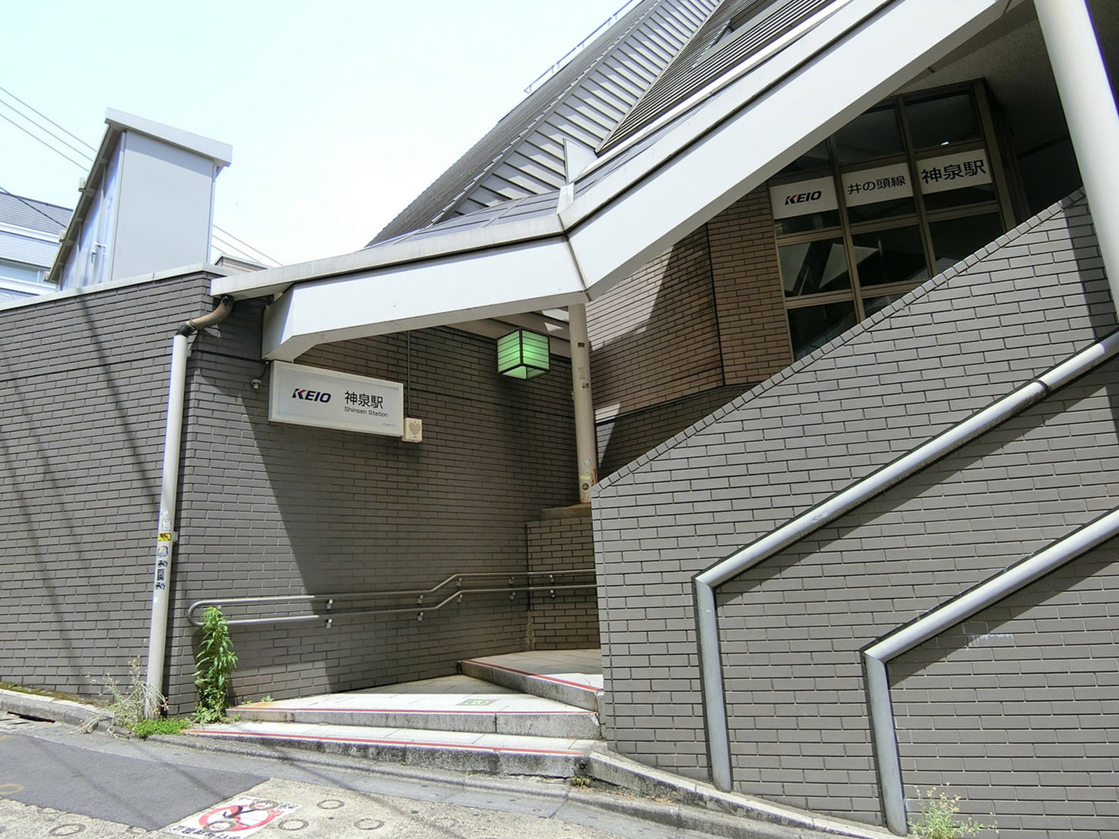最寄りの「神泉駅」