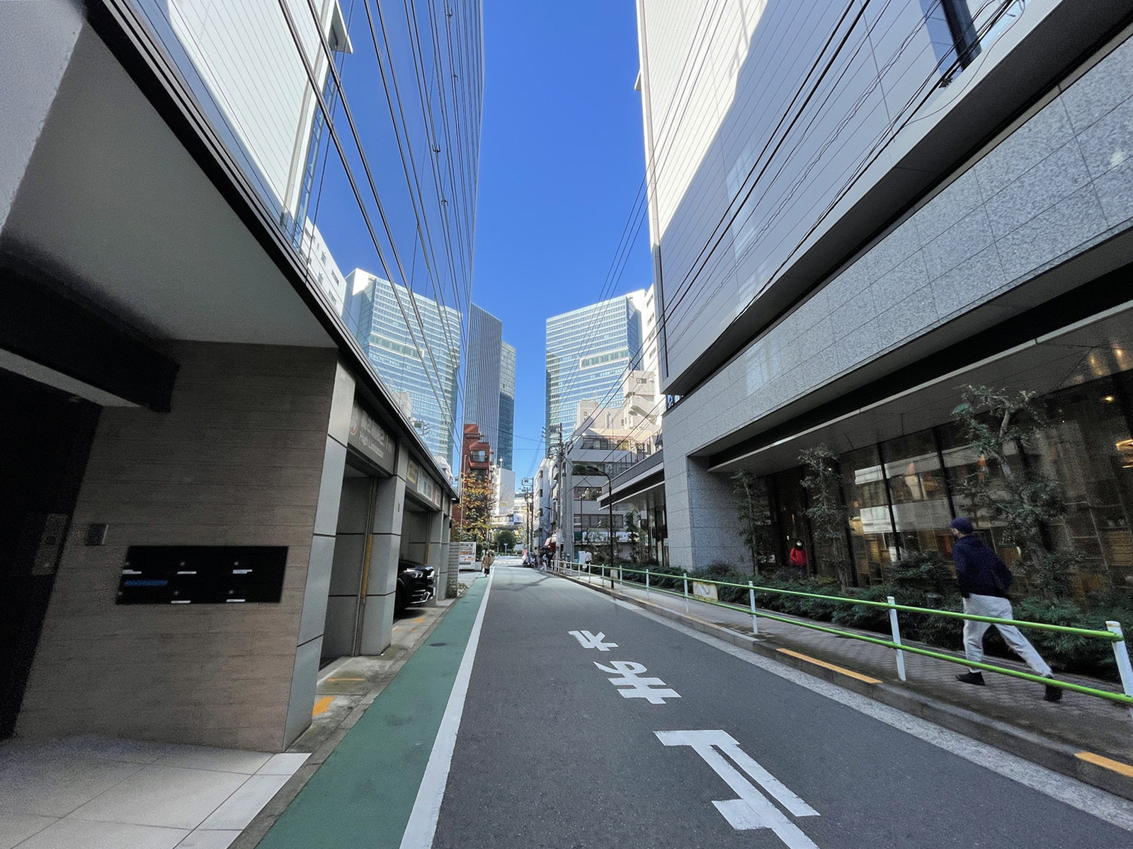 ユニベル田町ビル前面の通り