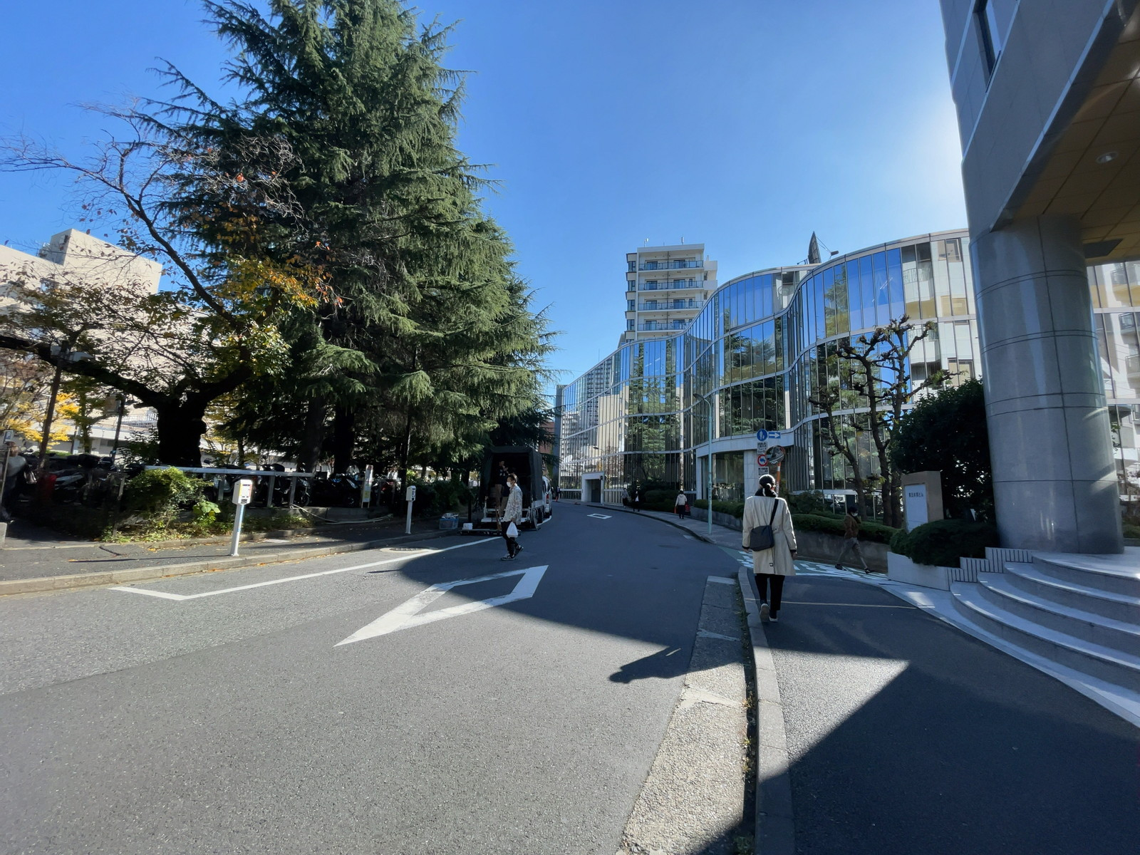 ラビアンヌビル前面の通り