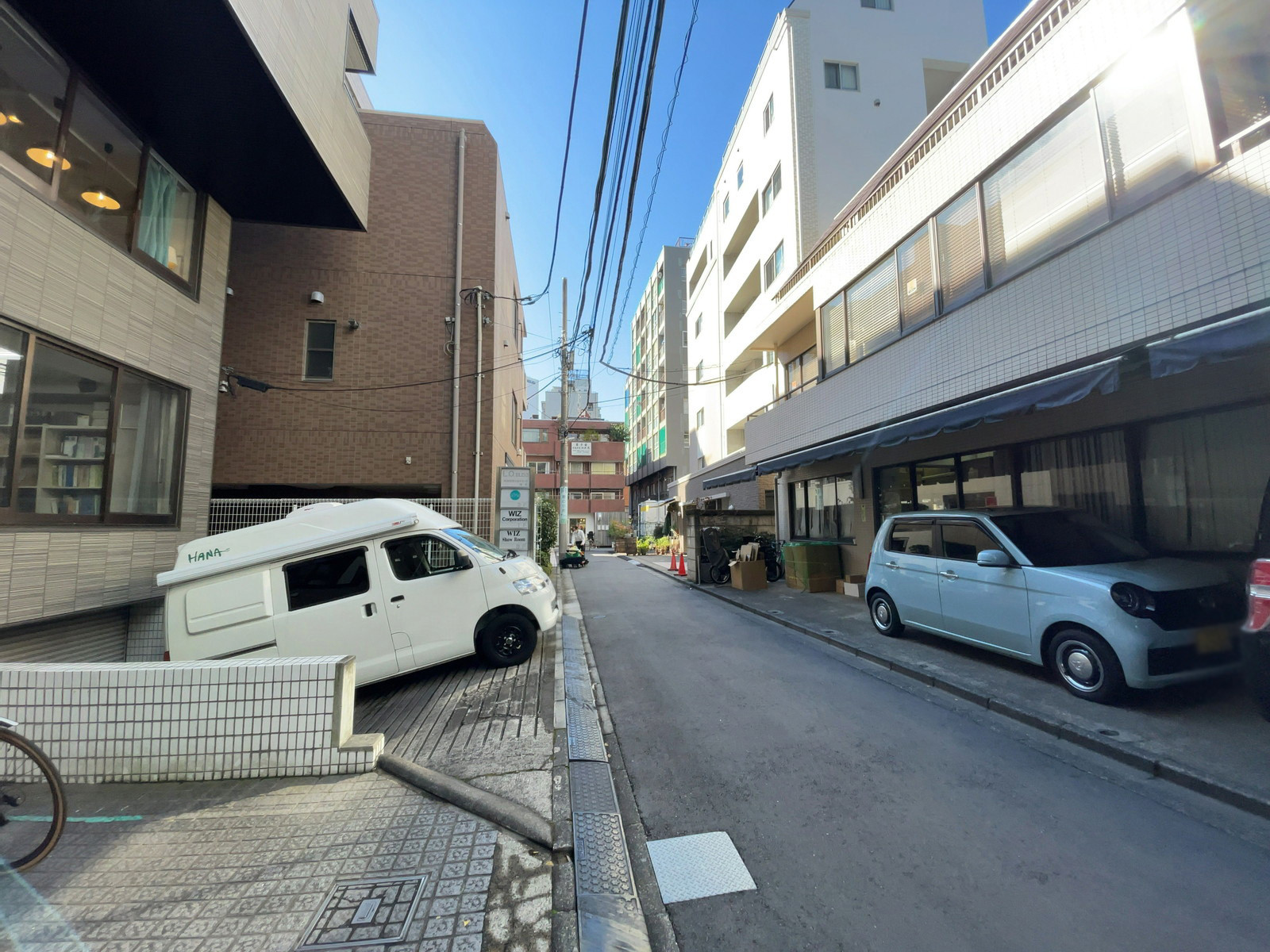 LOビル前面の通り
