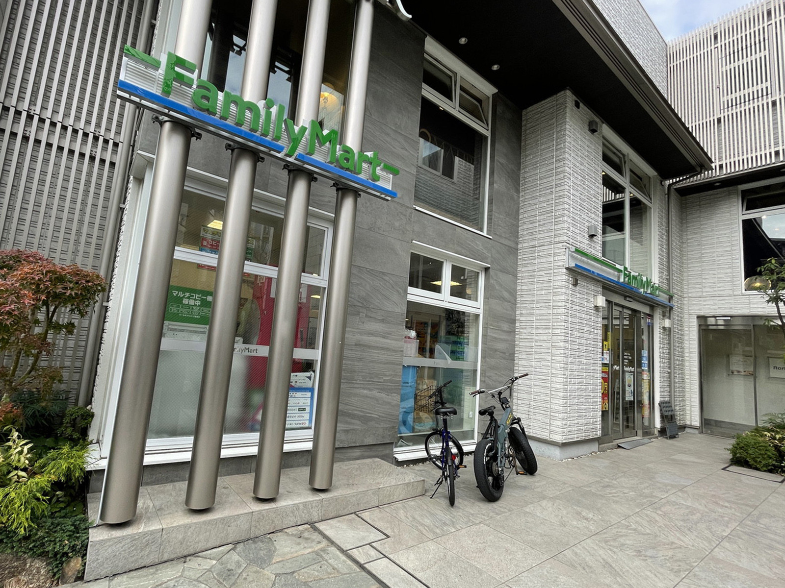 徒歩1分のファミリーマート神宮前5丁目南店