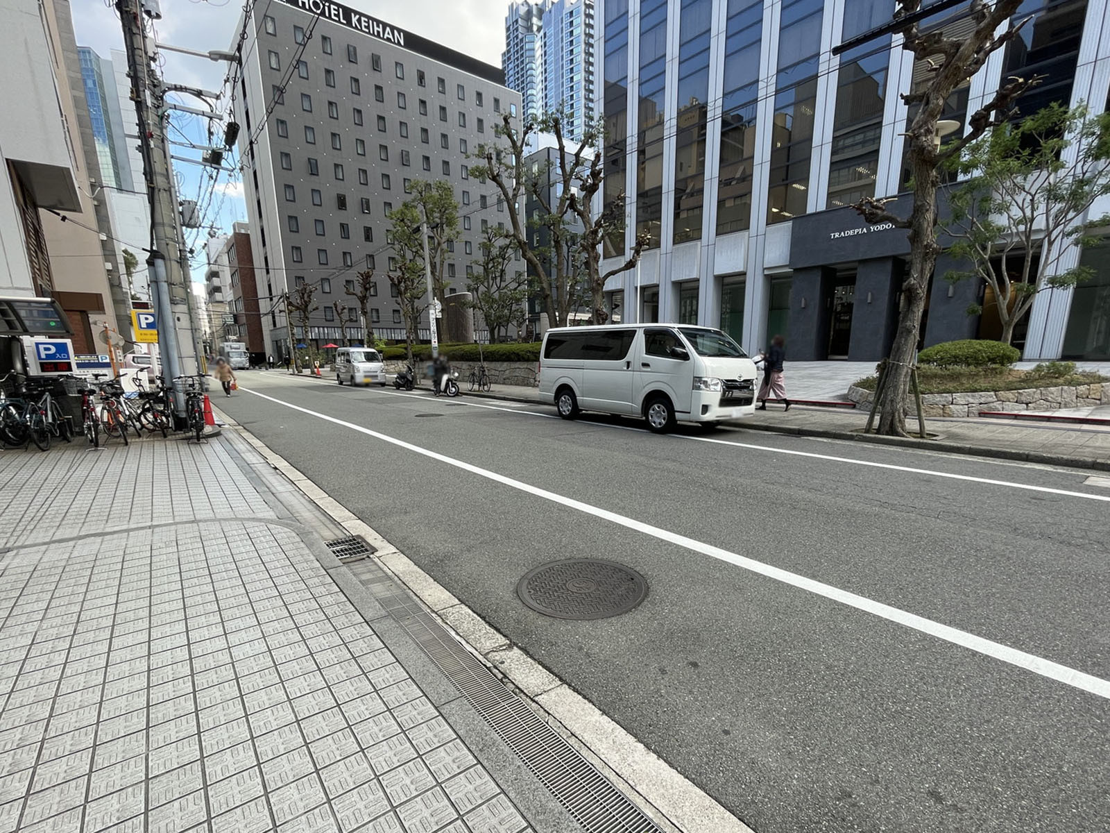 オフィスビル前面の土佐堀通
