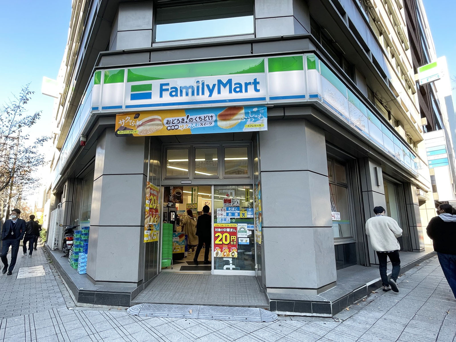 向かいのファミリーマート新日本橋駅前店
