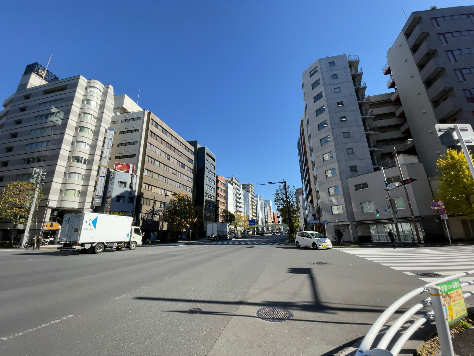前面の靖国通り