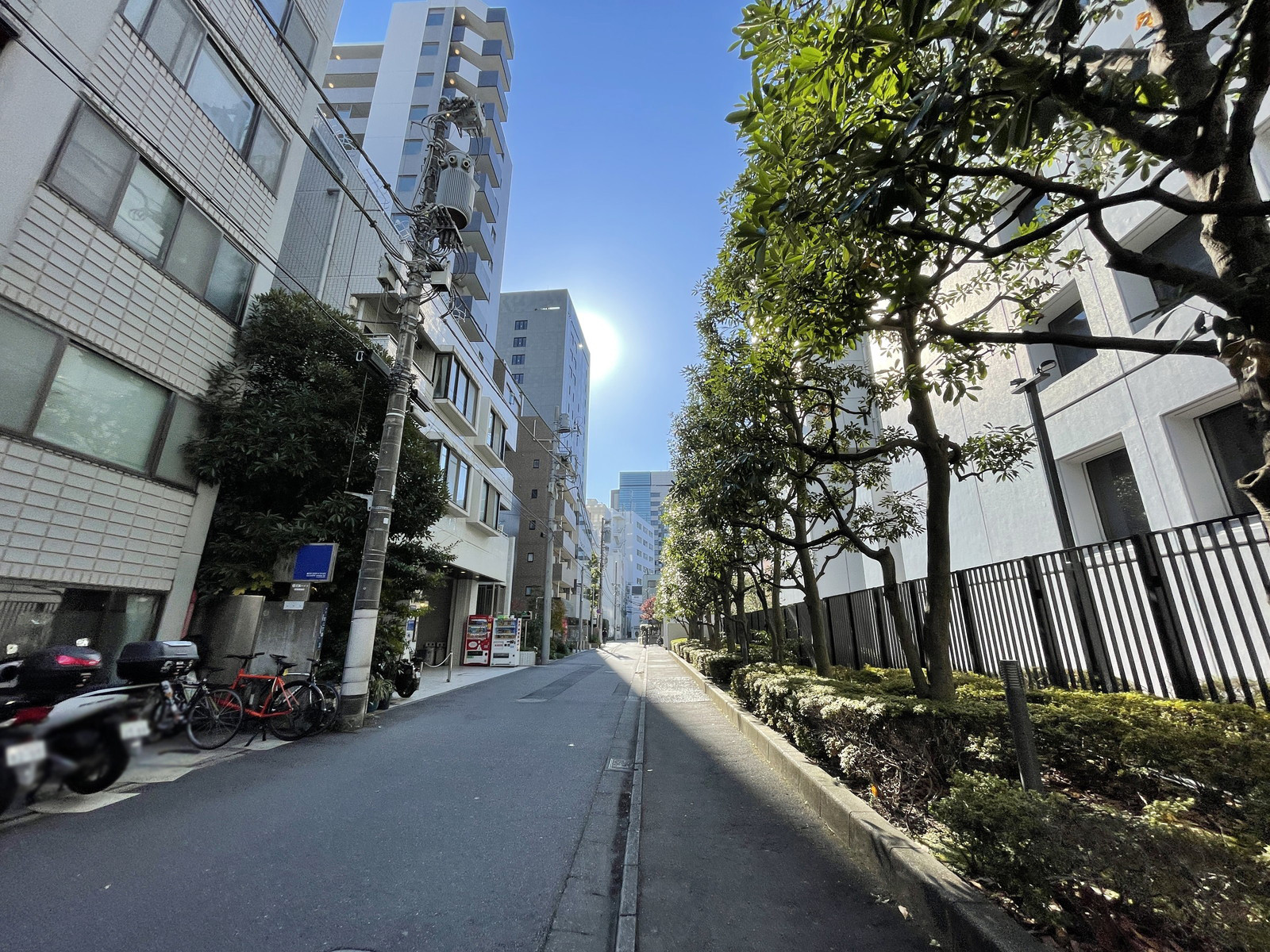 内村芝ビル前面の通り