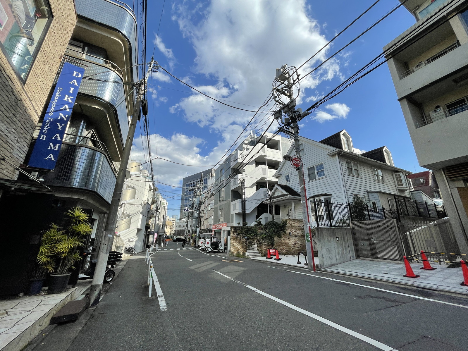 オフィスビル前面の通り