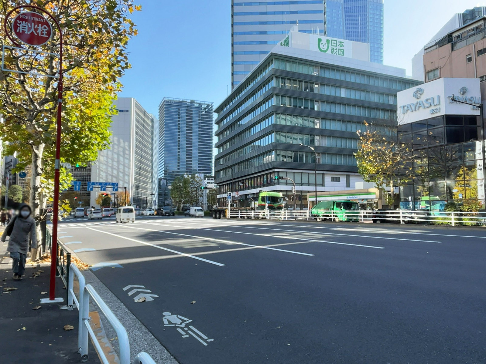 赤坂グレースビル前面の外堀通り