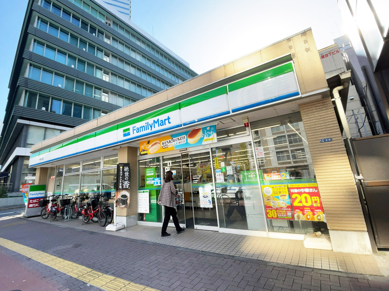 徒歩2分のファミリーマート 特許庁前店