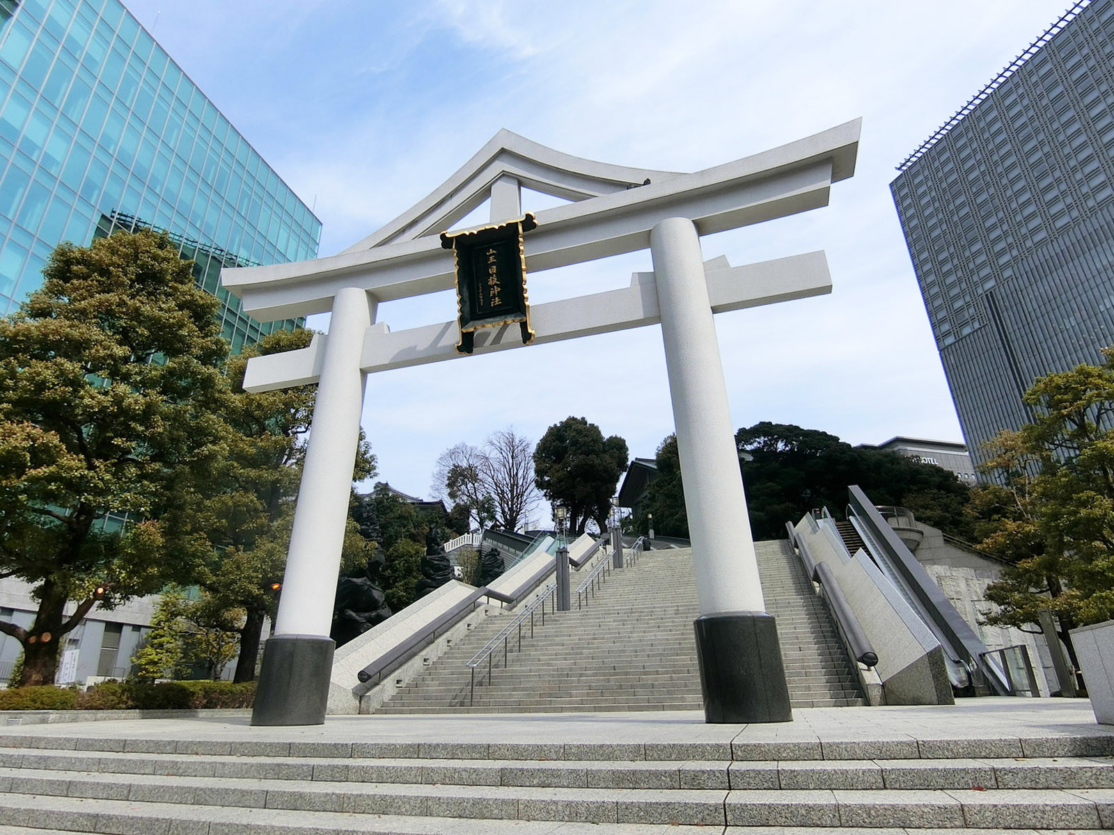 向かいには日枝神社 山王鳥居